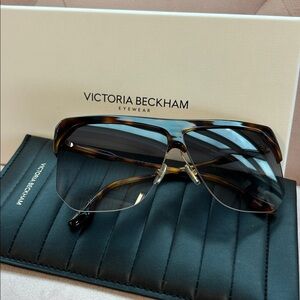 Victoria Beckham Aviator Sunglasses – Gradient Lenses with Gold Frame